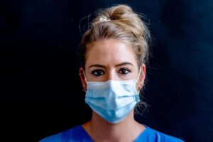 Franziska Böhler Instagram - Ich möchte aus aktuellem Anlass eine Sache loswerden.
@louisadellert hat einen Post verfasst, der die miesen Reaktionen auf ihr Burn Out spiegeln…
Wenn ihr heutzutage die Möglichkeit bekommt über verschiedene Medien eure Meinung kundzutun beachtet eine Sache:
Personen des öffentlichen Lebens sind auch nur Menschen 
Sie haben Gefühle 
Sie haben ein Leben
Öffentliches Outcalling bewirkt etwas.
Wir sind keine in Eisen gegossenen Statuen die alles aushalten können.
Die Geschichte ist uralt.
Ihr seid unglücklich, gefrustet und unzufrieden und sucht ein Ventil.
Dieses öffentliche „Luftmachen“ auch unter Pseudonym kann ein Leben zerstören.
Der schnelle Moment der Befriedigung ob eines diffamierenden Kommentars löst bei dem Betroffenen vielleicht mehr aus als euch lieb ist.
Wir sind alle Menschen 
Fangt an miteinander zu sprechen und gebt die Intention auf, eine feige Echauffierungswelle zu generieren.
Ihr macht euch mitschuldig
#gesundheit #intensiv #physicianassistant #symptome#mfa #facharzt #gesund #arzt#sport #motivation #health #krankenhaus #care #reha #klinik #training #pflege #Krankenpflege #nurse #anästhesie #medizin #gesundheitssystem #healthforfuture #erzieherin #physiotherapie #pflegenotstand #liebe #op #mfa #instagram