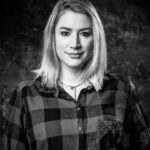 Franziska Böhler Instagram – Mit Long COVID ist es so: 
Du suchst Hilfe und schilderst deine Symptome.
Da diese Krankheit bei so wenigen niedergelassenen Kolleg:innen anerkannt ist, bist du als Frau erstmal primär überlastet. Vielleicht sogar depressiv. Vielleicht brauchst du eine Pause, vielleicht bist du hysterisch, vielleicht ist es deine aktuelle Zyklusphase.
(Ist mir alles passiert)
Als wäre es so einfach.
Wenn du dir von heute auf morgen nichts mehr merken kannst, deine Aufmerksamkeit leidet, du Meetings unterbrechen musst – hat das nichts mit dem Eisprung zu tun. 
Wenn du das Gefühl hast, dass dich Lautstärke und Input plötzlich bedroht obwohl du ihn vorher gefeiert hast:
Daran ist nicht der Wäschekorb und die gefühlte „Uber Taxi“ Tätigkeit für die Kinder verantwortlich.
Da ist etwas anderes passiert.
Und zwar in ganzen 8 Tagen Infektionsgeschehen.
Ich leide immens unter dieser kognitiven Einschränkung.
Ich – und viele andere auch.
Und gerade als Frau ist es leider immer noch schwierig ernst genommen zu werden – trotz geregeltem Zyklus.
Long Covid ist real.
Wir wissen das
Deswegen gibt es @health4future_de 
Und Aufgeben war nie eine Option 
✨

#gesundheit #intensiv #physicianassistant #symptome#mfa #facharzt #gesund #arzt#sport #motivation #health #krankenhaus #care #reha #klinik #training #pflege #Krankenpflege #nurse #anästhesie #medizin #gesundheitssystem #health4future #erzieherin #physiotherapie #pflegenotstand #liebe #op #mfa #gesunheitspräventation