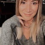 Franziska Böhler Instagram - Laut unseren Erkenntnissen aus tausenden Symptomfragebögen sind Frauen häufiger von Long Covid betroffen als Männer. Das unsichtbare Päckchen wiegt schwer. „Du siehst gar nicht krank aus“ Ja. Mir fehlt auch kein Bein oder Auge um zu beweisen dass es mir nicht gut geht. „Man merkt dir gar nichts an“ Ich schwitze, zittere und habe Herzrasen inmitten von Menschenmengen. „Du warst total ruhig“ In meinem Magen breitet sich eine dumpfe Leere aus während Vorträgen weil ich merke, dass mir Begrifflichkeiten nicht einfallen. „Früher ging’s doch auch“ Früher hatte ich keine kognitiven Einschränkungen. Früher hatte ich kein Long Covid. ✨ Ihr findet neben dem Health Compass zahlreiche Optionen zur Symptomlinderung bei @health4future_de ✨ Auch wenn wir (noch) nicht heilen können - es gibt Möglichkeiten um den Alltag und seine Herausforderungen erträglicher zu gestalten It‘s real ✨ #pflege #icu #altenpflege #gesundheit #krankenpflege #pflegefachkraft #pflegenotstand #gesundheitssystem #krankenschwester #medizin #pflegedienst #nurse #klinik #pflegekraft #pflegeberuf #krankenhaus #intensiv #gesundheit #betreuung #ambulantepflege #pädiatrie #pflegeheim #anästhesie #healthcare #intensivpflege