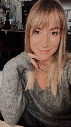 Franziska Böhler Instagram - Laut unseren Erkenntnissen aus tausenden Symptomfragebögen sind Frauen häufiger von Long Covid betroffen als Männer.
Das unsichtbare Päckchen wiegt schwer.
„Du siehst gar nicht krank aus“
Ja. Mir fehlt auch kein Bein oder Auge um zu beweisen dass es mir nicht gut geht.
„Man merkt dir gar nichts an“
Ich schwitze, zittere und habe Herzrasen inmitten von Menschenmengen.
„Du warst total ruhig“
In meinem Magen breitet sich eine dumpfe Leere aus während Vorträgen weil ich merke, dass mir Begrifflichkeiten nicht einfallen.
„Früher ging’s doch auch“
Früher hatte ich keine kognitiven Einschränkungen.
Früher hatte ich kein Long Covid.
✨
Ihr findet neben dem Health Compass zahlreiche Optionen zur Symptomlinderung bei @health4future_de ✨
Auch wenn wir (noch) nicht heilen können - es gibt Möglichkeiten um den Alltag und seine Herausforderungen erträglicher zu gestalten 
It‘s real
✨
#pflege #icu #altenpflege #gesundheit #krankenpflege #pflegefachkraft #pflegenotstand #gesundheitssystem #krankenschwester #medizin #pflegedienst #nurse #klinik #pflegekraft #pflegeberuf #krankenhaus #intensiv  #gesundheit #betreuung #ambulantepflege #pädiatrie #pflegeheim #anästhesie #healthcare #intensivpflege
