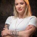 Franziska Böhler Instagram - Do it with Passion ✨ Dafür, für diese Wunder, taten wir das. Das war die Antwort, wenn wir uns schon im ersten Lehrjahr an manchen Tagen fragten, warum wir uns so was eigentlich antun. Dafür nahmen wir hin, dass uns der Rücken schon in unseren Zwanzigern wehtat, dass wir nicht auf die Party gehen konnten oder zum Geburtstag der besten Freundin, weil wir Wochenenddienst hatten, mal wieder. Man hatte Dienst, wenn der Film im Kino schon angefangen hatte, wenn andere noch im Bett lagen oder am Ostersonntag, in der Silvesternacht oder am Neujahrsmorgen. Für die guten Tage, die guten Momente, die Erfolgserlebnisse nahm man hin, dass man Sterbende vor Augen hatte, während andere an Shopping dachten oder beim Kaffeetrinken sorglos über das letzte Date plapperten. Für die guten Tage nahm man das sogar gerne hin. Für die Tage, an denen man das Krankenhaus wie ein Sieger verlässt ✨ #gesundheit #pflege #pflegenotstand #symptome#recovery #nurse #imanurse #arzt#intensiv #anästhesie #op #klinik #krankenhaus #reha #klinik #healthcare #pflege #Krankenpflege #nurse #pflegenotstand #medizin #gesundheitssystem #healthforfuture #fit #mentalhealth #achtsamkeit #liebe #nursegoals #purpose