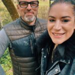 Franziska Böhler Instagram - Ich hatte nie Probleme vor Publikum zu sprechen. Ich brauchte nie die Pause wenn zuviele Menschen um mich herum waren. Meinem Kopf war die Geräuschkulisse egal. Die Panik sitzt morgens schon beim Aufwachen in meinem Magen. Ich bin mir im Zug sicher, dass ich meinen kompletten Vortrag vergessen werde. Mir schnürt es die Kehle zu wenn sich meine Mitreisenden laut unterhalten. Mein Kopf ist leer und gleichzeitig laut wenn ich aussteige. Am Veranstaltungsort will ich einfach nur nach Hause weil ich der festen Überzeugung bin, dass ich versage. So standhaft die Fassade wirkt, in mir tobt ein wütendes Monster. Dein Kopf wird dich im Stich lassen. Das flüstert mir diese Krankheit ein. Tag für Tag Seit 2021 Aber: Es gibt Möglichkeiten sich selbst zu beruhigen & diese gemeine Stimme stumm zu schalten. Atemübungen, Entspannungsübungen, Ressourcen schonen durch PACING & natürlich der Health Compass zur Diagnoseempfehlung bei @health4future_de ✨ Danke, dass es euch gibt ✨ #pflege #icu #altenpflege #gesundheit #krankenpflege #pflegefachkraft #pflegenotstand #gesundheitssystem #krankenschwester #medizin #pflegedienst #nurse #klinik #pflegekraft #pflegeberuf #krankenhaus #intensiv #gesundheit #betreuung #ambulantepflege #pädiatrie #pflegeheim #anästhesie #healthcare #intensivpflege