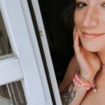 Franziska Böhler Instagram - Ich würde der 19 jährigen gerne etwas mitgeben. Die, deren Leben sie so unfassbar verwirrt. Die denkt, dass sie das was auf sie zukommt nicht bewältigen kann. Dass ihr niemand die vielen Fragen über das Leben, die Liebe im Besonderen beantworten kann. Sie steht kurz vorm Examen, hat eigentlich eine Vorstellung von der Zukunft aber im Wesentlichen kein Nest. Keine Basis, keinen Zufluchtsort der ihr den nötigen Halt gibt wenn sie denkt, sie verzweifelt an den schier unlösbaren Aufgaben die nach dem Abschluss auf sie zukommen. Ihre „Homebase“ hatte eine andere, nicht verhandelbare Vorstellung von ihrem Leben. Man hat ihr nie beigebracht stark zu sein. Ihren Wert zu kennen. Man hat ihr eher eingeredet, dass man durch Duckmäusertum und stille Akzeptanz durchs Leben kommt. Sie wusste, dass das nicht ihrem Naturell entspricht und trotzdem war diese Haltung verinnerlicht. Und die Sätze hallen immer nach.. „Du kannst nicht“ „Du bist doch nur“ „Du wirst nie“ Ich würde sie davor bewahren wollen sich anzupassen. Nicht ins Fitness Studio zu gehen, 10 Kilo abzunehmen und sich so an diese andere Frau anzunähern, die offensichtlich mehr war als sie.   Ich würde ihr gerne sagen, dass sie einen Mann kennen lernen wird der ihren Wert sehen wird. Sie schätzt. Sie liebt. Bedingungslos Ohne, dass sie sich beweisen muss   Aber im Großen und Ganzen war das einfach das Learning. Während dieses Sinkflugs, gespickt mit Selbstzweifeln, Panikattacken & dem Drang einfach aufzugeben tat sich plötzlich dieses Netz auf     Das Netz aus Menschen, die dich lieben und es immer noch tun.  Die werden dich abfangen , sie machen den Aufprall erträglich. Du wirst weich fallen 🫶 #gesundheit #intensiv #physicianassistant #symptome #facharzt #gesund #arzt#sport #motivation #health #krankenhaus #care #reha #klinik #training #pflege #Krankenpflege #nurse #anästhesie #medizin #gesundheitssystem #depression #angststörung #panikattacken #pflegenotstand #liebe #op #leben #mentalhealth
