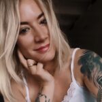 Franziska Böhler Instagram - This is me, Franzi 36 und im Herzen noch 19 Verheiratet, 2 Kinder, 5 Meerschweinchen, einen Hund, 1 Katze & einen Hamster. Hab die Intensivpflege geliebt und lieb sie eigentlich noch mehr als die Anästhesie. Hab ein Buch geschrieben, wollte ein System ändern, bin dabei unfreiwillig zu einem Instrument & Sprachrohr erklärt worden und deswegen gnadenlos & schmerzhaft gecrasht. Kann mittlerweile besser Nein sagen und werde trotzdem ständig von Menschen ausgenutzt & verarscht die ich für Freunde hielt oder mag. Ekle mich af vor Biomüll in der Spüle und hab das Morgenmuffeln erfunden. Ich vertraue niemandem. Ich wünsche explizit NIEMANDEN Böses - auch wenn DIE oder DERJENIGE Gift in mein Leben streut. Menschenmengen & Lautstärke machen mir Angst. Kann so extrem wütend werden, dass ich mich kaum unter Kontrolle habe & jeden Tag ist’s mir unglaublich wichtig dass alle satt sind und mein Essen schmeckt. Ich kann leider nicht verzeihen und bin nachtragend. Ich bin fürchterlich sensitiv, nehme Emotionen und Energien ungefiltert wahr & habe mit alles und jedem Mitleid. Ich verabscheue Kuchen, Eis & Süßigkeiten 🐭 ….Kiffen find ich (durch Erfahrungswerte) total scheisse & sinnlos😂😂😂 Und ihr so? ✨ Inspiriert von @privatemidwife ✨ #pflege #icu #altenpflege #gesundheit #krankenpflege #pflegefachkraft #pflegenotstand #gesundheitssystem #krankenschwester #medizin #pflegedienst #nurse #klinik #pflegekraft #pflegeberuf #krankenhaus #intensiv #gesundheit #betreuung #ambulantepflege #pädiatrie #pflegeheim #anästhesie #healthcare #intensivpflege