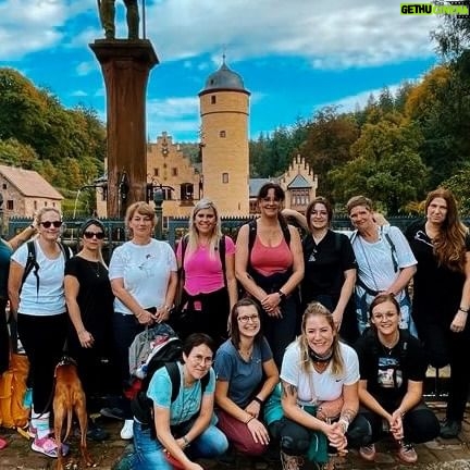 Franziska Böhler Instagram - „Mit Mut beginnen die schönsten Geschichten“ Am Donnerstag begann unser erstes „Meet&Hike“ Abenteuer🫶✨ 15 völlig „fremde“ Frauen, 4 Hunde und Wanderschuhe🫶 Was aus so einem Wochenende werden kann, ist einfach wunderbar, denn: Ein bunt gemischter Trupp brach am Freitag mit dem großartigen Wanderführer Ernst Bilz zur ersten Tour auf. Durch grüne Wiesen, Sonnenschein & bunte Herbstwälder🫶 Wir durften Schlossluft schnuppern, die heimische Kräuterküche kennenlernen & natürlich viel, viel Kultur aufsaugen🫶 Die haben wir hier im Spessart neben fantastischer Luft & toller Natur nämlich zu Hauf✨ Danke an alle, die diese Tage zu dem gemacht haben was die letztlich waren: Unglaublich schön ♥️ Ich bin mir ganz sicher, dass diese Gruppe in Kontakt bleibt - es harmonierte ab Tag 1🥾 Ich hoffe wir können bald in die Planung für Meet&Hike 2.0 starten✨ #heimatliebe Danke an Jürgen&Babette vom @hotel_heimathenhof für die Verpflegung unserer Ladys✨ Die @spessarter_kraeuterhexe & @alexandra.dorn : Vielen lieben Dank für eure Mühe an unseren Wegpunkten! Peter&Andrea vom @hotel_lamm : Ohne die Stärkung wären wir den Berg nicht ganz so gut hoch gekommen 😂🎸 Herzlichen Dank an Doris für die großartige Schlossführung💪🏻✨ Und natürlich Ernst! @ernstb4 ist wohl der authentischste und liebenswerteste Wanderführer den wir euch bieten können! …ich hab selbst viel dazu gelernt ✨ Bis zum nächsten Mal🥾🥾🥾 #meetandhike #spessart #wanderlust #wandern #hiking #natur #herbst #autumn #wasserschloss #wochenende #natur #nature #naturephotography #naturfotografie #photography #landscape #naturelovers #fotografie #wald #landschaft #outdoor #landschaftsfotografie #love #sonne #photooftheday #naturelover #naturliebe #travel #flowers - keine bezahlte Anzeige/Verlinkung -