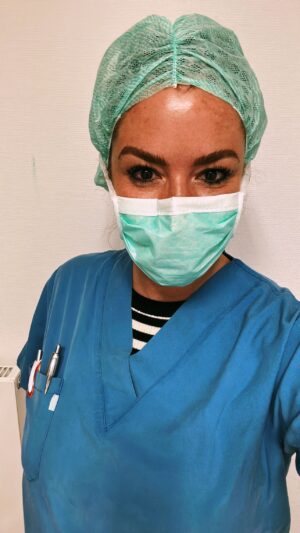 Franziska Böhler Instagram - ….mit der plötzlichen Bekanntheit kam auch der Hass.
An einem gewissen Punkt wusste ich nicht mehr, wer Freund oder Feind ist.
Als niemand mehr profitieren konnte, versuchten sie durch moralische Überlegenheit nach unten zu treten.
Die anderen dachten: 
„Wow. Ihr muss es gut gehen“
Was sie nicht gesehen haben, waren die vergifteten Meerschweinchen. Das zerkratzte Auto und die Menschen, die mir vor der Klinik auflauerten.
Sie sahen nicht die traurigen Kinder, die wissen wollten warum Mama so viel weint.
Sie kannten nicht den verzweifelten Ehemann, der seine Frau langsam verfallen sah.
Sie sahen nicht die hilflosen Freunde, auf die ich nicht mehr hören konnte.
Die Aufklärungsarbeit war es wert - den vermeintlichen und vergänglichen Ruhm nicht.
✨
#gesundheit #intensiv #physicianassistant #symptome#mfa #facharzt #gesund #arzt#sport #motivation #health #krankenhaus #care #reha #klinik #training #pflege #Krankenpflege #nurse #anästhesie #medizin #gesundheitssystem #healthforfuture #erzieherin #physiotherapie #pflegenotstand #liebe #op #leben #icu