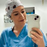 Franziska Böhler Instagram - Wisst ihr warum regelhafter Alkohol & Nikotinkonsum vor Operationen problematisch sein könnte? ✨ Weniger als 2 Prozent aller Komplikationen, die bei ambulanten Operationen auftreten, entfallen auf dermatologische Eingriffe. Dennoch müssen Raucher über diese Risiken aufgeklärt werden. Bisherige Empfehlungen für einen Rauchverzicht im Umfeld einer Operation reichen von einem Tag bis zu vier Wochen vor dem Eingriff und von fünf Tagen bis vier Wochen postoperativ. Die meisten plastischen Chirurgen empfehlen einen Rauchstopp drei bis vier Wochen vor der Operation. Auf der Basis experimenteller Studien und klinischer Beobachtungsdaten scheint sich herauszukristallisieren, dass eine Rauchpause zwei Wochen vor und eine Woche nach einer Operation das Risiko einer Wundkomplikation verringert. Allerdings müssen die Empfehlungen an die Praxis angepasst werden. ✨ Alkohol kann die Gerinnungsfähigkeit des Blutes beeinflussen und das Blutungsrisiko erhöhen - das kann zu unerwünschten Komplikationen während des Eingriffes führen ✨ #gesundheit #intensiv #healthcare #symptome#mfa #facharzt #gesund #arzt#sport #motivation #health #krankenhaus #care #reha #klinik #training #pflege #krankenpflege #nurse #anästhesie #medizin #gesundheitssystem #icu #gesundheitssystem #physiotherapie #pflegenotstand #op #mfa #praxis #pflegenotstand
