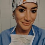 Franziska Böhler Instagram – Die maligne Hyperthermie (MH) ist eine sehr seltene, aber potenziell lebensbedrohliche Komplikation einer Narkose. Ausgelöst wird sie bei genetischer Veranlagung durch bestimmte Narkosemedikamente. Dabei kommt es zu einer massiven Stoffwechselsteigerung der Skelettmuskulatur, die zu Sauerstoffmangel, Übersäuerung in der Zelle und in der Folge zum Zelltod führen kann. Im normalen Alltag spielt die Veranlagung in der Regel keine Rolle.

Häufig sind die ersten Anzeichen schnelles Atmen, ein schneller Herzschlag und Muskelstarre, besonders im Kiefer. Die Körpertemperatur steigt in der Regel stark an (meist über 40° C, mitunter sogar über 43° C). Herzrhythmusstörungen, Übelkeit und Erbrechen können auftreten. Der Urin kann braun oder blutig sein.

In der Regel wird Dantrolen, ein Muskelentspannungsmittel, verabreicht. Durch die Entspannung der Muskeln wird auch das Fieber gesenkt und der Schaden an den Muskeln verringert.
✨
#gesundheit #intensiv #physicianassistant #symptome#mfa #facharzt #gesund #arzt#sport #motivation #health #krankenhaus #care #reha #klinik #training #pflege #Krankenpflege #nurse #anästhesie #medizin #gesundheitssystem #healthforfuture #erzieherin #physiotherapie #pflegenotstand #liebe #op #mfa #hyperthermie