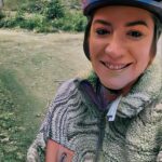 Franziska Böhler Instagram - Die Sirene heult dieses Jahr dreimal an Vatertag. Keine 2 Minuten später: Blaulicht, Bergwacht & Rettungsdienst. Ich habe Gänsehaut… ✨ 95 Prozent aller getöteten Radfahrer trugen keinen Helm, so ein Ergebnis der Analyse, die die Unfallforschung der Versicherer (UDV) mit dem Institut für Rechtsmedizin München und dem Uniklinikum Münster erstellt hat. 543 Unfälle zwischen 2012 und 2013 mit 117 Toten durchleuchteten die Wissenschaftler. ✨ Ein Fahrradhelm kann das Risiko eines Schädelhirntraumas (SHT) um die Hälfte reduzieren , wenn der Fahrer eine Kopfverletzung erleidet. Zu diesem Ergebnis kommt eine amerikanische Untersuchung, die im „American Journal of Surgery“ veröffentlicht wurde. Für Helmträger ist demnach im Vergleich zu Radlern ohne Helm die Gefahr in der Folge eines Fahrradunfalls zu versterben oder sich Gesichtsknochen zu brechen ebenso geringer. ✨ Wear that Helmet 🚴‍♀️ #gesundheit #wellbeing #therapie #symptome#recovery #facharzt #gesund #arzt#sport #motivation #health #klinik #gesundleben #reha #genesen #training #pflege #Krankenpflege #nurse #pflegenotstand #medizin #gesundheitssystem #trageinenhelm #fit #mountainbike #liebe #bike #leben #fahrradhelm