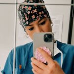 Franziska Böhler Instagram - Bei einer geplanten Chemotherapie (u.a. Ernährung oder Substitutionen) bietet sich zur Schonung der Venen häufig ein Port an. Ohne Port müssten die Ärztinnen und Ärzte für jede Infusion wieder eine Vene anstechen. Das tut weh. Mit der Dauer der Behandlung steigt außerdem das Risiko für Entzündungen. Darüber hinaus könnten die Zytostatika aus Versehen statt in die Vene ins Gewebe laufen. Ein Port besteht aus einer Kammer mit einer dicken Silikonmembran sowie einem angeschlossenen Schlauch (dem Katheter) welcher zumeist über eine Halsvene in das Gefäßsystem eintritt und mit der Spitze in der oberen Hohlvene kurz vor dem Herzen platziert wird. Mit einer speziellen Portnadel kann die Portkammer durch die Haut einfach und schnell angestochen werden und das System für Infusionen (z.B. Chemotherapie) oder Blutentnahmen genutzt werden. Primär können Portanlagen in Lokalanästhesie durchgeführt werden - wir machen diesen Eingriff gerne nach Patientenwunsch in Vollnarkose ✨ #gesundheit #intensiv #healthcare #symptome#mfa #facharzt #gesund #arzt#sport #motivation #health #krankenhaus #care #reha #klinik #training #pflege #krankenpflege #nurse #anästhesie #medizin #gesundheitssystem #icu #gesundheitssystem #physiotherapie #pflegenotstand #op #mfa #praxis #pflegenotstand #port #vollnarkose #chemo