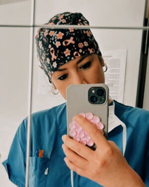 Franziska Böhler Instagram - Bei einer geplanten Chemotherapie (u.a. Ernährung oder Substitutionen) bietet sich zur Schonung der Venen häufig ein Port an.
Ohne Port müssten die Ärztinnen und Ärzte für jede Infusion wieder eine Vene anstechen. Das tut weh. Mit der Dauer der Behandlung steigt außerdem das Risiko für Entzündungen. Darüber hinaus könnten die Zytostatika aus Versehen statt in die Vene ins Gewebe laufen.
Ein Port besteht aus einer Kammer mit einer dicken Silikonmembran sowie einem angeschlossenen Schlauch (dem Katheter) welcher zumeist über eine Halsvene in das Gefäßsystem eintritt und mit der Spitze in der oberen Hohlvene kurz vor dem Herzen platziert wird.
Mit einer speziellen Portnadel kann die Portkammer durch die Haut einfach und schnell angestochen werden und das System für Infusionen (z.B. Chemotherapie) oder Blutentnahmen genutzt werden.
Primär können Portanlagen in Lokalanästhesie durchgeführt werden - wir machen diesen Eingriff gerne nach Patientenwunsch in Vollnarkose ✨

#gesundheit #intensiv #healthcare #symptome#mfa #facharzt #gesund #arzt#sport #motivation #health #krankenhaus #care #reha #klinik #training #pflege #krankenpflege #nurse #anästhesie #medizin #gesundheitssystem #icu #gesundheitssystem #physiotherapie #pflegenotstand #op #mfa #praxis #pflegenotstand #port #vollnarkose #chemo