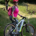 Franziska Böhler Instagram - ANZEIGE Sport? Stress? Alltag? Wir kommen alle in Situationen, die uns Schweißausbrüche bescheren…. Fragt ihr mich, könnte ich euch zwei markante Situationen schildern: Seit mehreren Wochen bin ich wieder sportlich aktiv und gerade im Sommer braucht es einen verlässlichen Partner an meiner Seite. Laut einer aktuellen appinio-Umfrage kommen die meisten Deutschen ins Schwitzn, wenn sie sich vor den Eltern rechtfertigen müssen. (Ich habe meine Mama vor Augen, die mahnend den Staub in meinen Regalen entdeckt)😂 In beiden Fällen bin ich Safe mit HIDROFUGAL . Bei Hitze und Stress präferiere ich vor allem die Serie „Stark & Kühlend“ Der langhanhaltende Cooling Effekt begleitet mich durch den Tag- egal ob Bewegung, Stress oder der mahnende Blick meiner Mama zu meinen persönlichen Schweißausbrüchen führen😂🫶 @hidrofugal_de #hidrofugal #schweissausbrüche #sport #schweissegal Music by @nielsangne