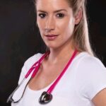 Franziska Böhler Instagram - Dem Team KliLU ein Gesicht geben heute in eigener Sache und mit einer sehr herzlichen Einladung und der Vorschau auf ein Knaller Programm anläßlich des diesjährigen Tages der Pflegenden. Der Countdown läuft und wir wollen uns nicht nur auf die „Nachtschicht“ mit Euch freuen, sondern auch die einzelnen Inhalte vorstellen. Wir sind ganz besonders stolz viele tolle Kolleg*innen gewonnen zu haben, die uns an dem Abend vor der Party 💃🏻🕺🏽mit in ihre Welt nehmen werden❤️! Franziska Böhler, auch bekannt als The Fabulous Franzi arbeitete seit 2007 als Krankenschwester auf einer Intensivstation in der Nähe von Frankfurt am Main. Im Mai 2020 wechselte sie von der Intensivmedizin in die Anästhesie. Als @thefabulousfranzi hat die Mutter von zwei Kindern rund 250.000 Follower auf Instagram, wo sie regelmäßig von Geschichten aus dem Arbeitsalltag berichtet. Ihr erstes Buch »I’m a nurse« wurde 2020 mit dem LovelyBooks Leserpreis in Silber ausgezeichnet. Franziska Böhler steht leidenschaftlich für ihren Beruf und ihre Berufsgruppe ein und kämpft für mehr Gehör in Gesellschaft und Politik. Dabei geht sie weit über ihre eigenen Grenzen. Wir freuen uns wahnsinnig auf die Lesung aus ihrem ersten Buch und auf den bestimmt unglaublich spannenden Austausch! Danke @thefabolousfranzi, daß Du dazu beiträgst den Abend für uns alle besonders zu machen und auch DANKE für den unermüdlichen Einsatz für unseren Beruf, für die Kolleginnen und Kollegen und natürlich auch für unsere Patient*innen.🙏❤️ Seid dabei, wenn wir gemeinsam über „unseren“ Beruf sprechen und auch darüber, was wir alle dazu beitragen können die Zukunft zu gestalten. Wir freuen uns auf Euch, am 11.05. im Freischwimmer in Ludwigshafen. Und wer Franzi Böhler wie wir folgt weiß, dass sie an diesem Wochenende gerade in der schönen Pfalz war❤️❤️…. Wir freuen uns in zwei Wochen auf ein unvergessliches, gemeinsames Event, wer ist noch dabei? #teamKliLU #Ludwigshafen #Mannheim #Heidelberg #Worms #Speyer #Landstuhl #grünstadt #Baddürkheim #Pfalz #Pfalzliebe #Pfalzkind #bestesteamderwelt #zumwohldiepfalz #Landau #Annweiler #Klingenmünster #könntedeinteamsein #TagderPflegenden2024 #thefabulousfranzi #Krankenschwester
