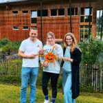 Franziska Böhler Instagram - Die Sonneninsel in Seekirchen @sonneninselseekirchen begleitet (auch ehemals) von Krebs oder einer anderen schweren Krankheit betroffene Kinder und ihre Familien zurück in den Alltag. Alle Eltern mit denen ich gesprochen habe beschreiben diesen Ort als einen „Safe Space“ in dem man aufgefangen, begleitet und verstanden wird. Durch den ganzheitlichen Ansatz wird für jede Seele - ob groß oder klein - ein Raum geschaffen. Kinder und Jugendliche können durch das breite Aktivitäts und Kreativprogramm ihre Sorgen für einen Weile vergessen und können wieder Kind sein. Zeit aufholen. Verarbeiten. Man könnte auch einen Vater zitieren: „Hier passieren kleine Wunder. Wir lachen zusammen, heilen zusammen“ ✨ Möglich ist dieses kostenfreie Angebot für Betroffene nur durch Spenden ✨ Um diesen wundervollen Ort zu unterstützen und zu fördern möchte ich euch von ♥️ bitten einen kleinen Beitrag zu leisten. Um diese kleinen Wunder weiter zu ermöglichen die jeder, der hierherkommt mehr als verdient hat ✨ Werbung wegen Nennung/keine bezahlte Anzeige ✨ https://www.sonneninsel.at #health #gesundheit #auszeit #cancer #medizin #therapie #kinder #ganzheitlichegesundheit #österreich