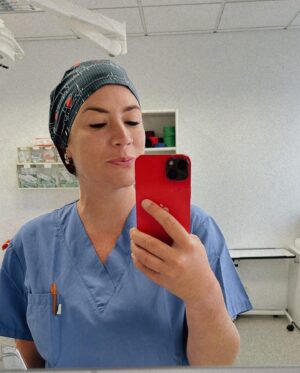 Franziska Böhler Instagram - Wir haben einen Aufklärungsbogen….
✨
Warum nüchtern?
Der Mageninhalt läuft bei fehlenden Schutzreflexen in die Lunge…
Warum keine Zahnprothese?
Die Prothese kann sich bei Intubation/Einführen der Larynx Maske lockern und ebenfalls an Stellen landen, an die sie nicht gehört.
Warum alle Medikamente angeben?
Blutverdünnende Medikamente (nicht alle) müssen in vielen Fällen abgesetzt (aber IMMER angegeben werden) da dann intraoperativ keine Blutstillung möglich ist..
Aber auch Metformin und Medikamente die das Herz Kreislauf System beeinflussen müssen oft adaptiert werden.
(Einfach alles angeben♥️)
Warum Allergien angeben?
Es kann zu einem allergischen Schock kommen
Warum Vorerkrankungen benennen?
Es kann zu Wechselwirkungen und Komplikationen kommen… Nicht jedes Medikament ist mit bestehenden Beschwerden kompatibel.
Warum ehrlich sein bezüglich Drogen und Alkohol Konsum?
Unsere Medikation müssen wir in diesen Fällen anpassen und sind dann optimal vorbereitet..
Die Liste ist noch ewig lang♥️
✨
Schön, dass Sie mit uns schlafen✨
Stay Safe!
Ihre Anästhesie ✨

#gesundheit #intensiv #physicianassistant #symptome#mfa #facharzt #gesund #arzt#sport #motivation #health #krankenhaus #care #reha #klinik #training #pflege #Krankenpflege #nurse #anästhesie #medizin #gesundheitssystem #healthforfuture #erzieherin #physiotherapie #pflegenotstand #liebe #op #mfa #narkose