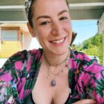 Franziska Böhler Instagram - Licht & Sommer machen etwas mit mir… ….glücklich vielleicht? Ich war von 2010 bis 2013 Fitnesstrainerin, hab Spinning Stunden gegeben & viel Sport gemacht ⚡️✨ Irgendwann hat sich dann eine Träge eingeschlichen… 2 Kinder, Arbeit und irgendwann die Öffentlichkeitsarbeit. Dass Bewegung und frische Luft auch maßgeblich die mentale Verfassung beeinflussen hatte ich völlig ausgeblendet.. Seitdem ich langsam wieder angefangen habe Fahrrad zu fahren, Tennis zu spielen und mich aktiv auch darauf konzentriere was MIR gut tut kann ich ganz leise sagen: „Mir gehts gut“ Das auszusprechen fällt mir oft nicht leicht… Dieser „Zustand“ scheint oft so fragil und unbeständig… Aber solange er anhält lass ich’s auf mich wirken… …und freu mich auf die nächste Mountainbike Tour…. Der Duft nach Tannennadeln im Wald und der von frischem Heu auf den Feldern. Ich hatte völlig vergessen wie sehr mir diese körperliche Betätigung gut tut… Ihr auch? Habt einen schönen Feiertag ✨ #gesundheit #wellbeing #therapie #symptome#recovery #facharzt #gesund #arzt#sport #motivation #health #klinik #gesundleben #reha #genesen #training #pflege #Krankenpflege #nurse #pflegenotstand #medizin #gesundheitssystem #healthforfuture #fit #mentalhealth #achtsamkeit #liebe #lc #leben #postpandemie
