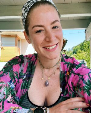 Franziska Böhler Instagram - Licht & Sommer machen etwas mit mir…
….glücklich vielleicht?
Ich war von 2010 bis 2013 Fitnesstrainerin, hab Spinning Stunden gegeben & viel Sport gemacht ⚡️✨
Irgendwann hat sich dann eine Träge eingeschlichen… 2 Kinder, Arbeit und irgendwann die Öffentlichkeitsarbeit.
Dass Bewegung und frische Luft auch maßgeblich die mentale Verfassung beeinflussen hatte ich völlig ausgeblendet..
Seitdem ich langsam wieder angefangen habe Fahrrad zu fahren, Tennis zu spielen und mich aktiv auch darauf konzentriere was MIR gut tut kann ich ganz leise sagen:
„Mir gehts gut“
Das auszusprechen fällt mir oft nicht leicht… Dieser „Zustand“ scheint oft so fragil und unbeständig…
Aber solange er anhält lass ich’s auf mich wirken…
…und freu mich auf die nächste Mountainbike Tour….
Der Duft nach Tannennadeln im Wald und der von frischem Heu auf den Feldern.

Ich hatte völlig vergessen wie sehr mir diese körperliche Betätigung gut tut…

Ihr auch?
Habt einen schönen Feiertag ✨

#gesundheit #wellbeing #therapie #symptome#recovery #facharzt #gesund #arzt#sport #motivation #health #klinik #gesundleben #reha #genesen #training #pflege #Krankenpflege #nurse #pflegenotstand #medizin #gesundheitssystem #healthforfuture #fit #mentalhealth #achtsamkeit #liebe #lc #leben #postpandemie