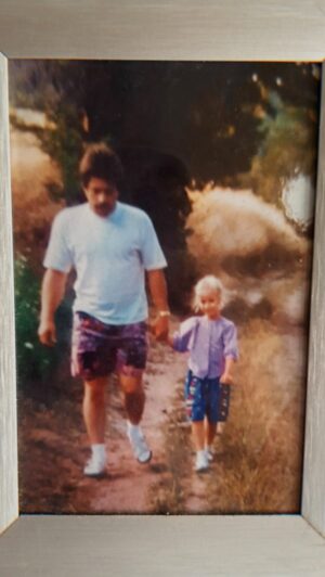 Franziska Böhler Instagram - Happy Birthday Papa✨
✨
In zwei Tagen ist dein Todestag - aber ich erinnere mich lieber an deinen Geburtstag♥️
Always Daddys Girl
✨
#verlust #trauer #liebe #fuckcancer #sad #abschied #tod #angst #traurig #schmerz #gedanken #zitate #halbwaise  #trennung #erinnerung #papa #trauerbegleitung #beerdigung #hoffnung #dad