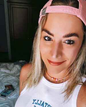 Franziska Böhler Instagram - „Was Peter über Paul sagt, sagt mehr über Peter als über Paul“
✨
Als Pares einzog:
„Oh noch ein Instagram Hund“
„Sie hat doch gar keine Zeit“
„Nach 7 Monaten wird er abgegeben“
✨
Als ich mir nach den Querdenker Angriffen und unverhohlenen Drohungen eine Auszeit von der Arbeit nahm:
„Endlich konnte sie raus aus der Pflege“
„Sie kommt doch eh nicht wieder“
„IHR MANN ermöglicht ihr endlich den Ausstieg aus der Pflege“
(Patriarchale Drecksscheisse ist immer noch en vogue 2023?)
✨
Als ich zugab nach dieser Zeit unter einer Angststörung und Depression zu leiden:
„Die braucht Aufmerksamkeit“
„Ist das jetzt IN?“
„Also ich hab viel schlimmeres durchgestanden“
✨
Wollt ihr wirklich solche Menschen sein?
Okay…
Viel Glück dabei✨♥️
#gesundheit #intensiv #physicianassistant #symptome#mfa #facharzt #gesund #arzt#sport #motivation #health #krankenhaus #care #reha #klinik #training #pflege #Krankenpflege #nurse #anästhesie #medizin #gesundheitssystem #healthforfuture #erzieherin #physiotherapie #pflegenotstand #liebe #op #mfa #dowhatyoulove
