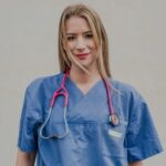 Franziska Böhler Instagram - Achtung: Leicht überspitzt but true: 🤡 Als Niedergelassener Arzt ÜBERLEBST du nur mit Privatpatienten weil dein Budget gedeckelt ist Folge? Als gesetzlich Versichterter wartest du mit DEM GLEICHEN PROBLEM dreimal so lange auf Termine, MRT, Diagnostik. Spoiler: Das kann über Leben&Tod entscheiden 🤡 Betten werden aufgrund von Personalmangel gesperrt 🤡 …wait! Wenn wir sie belegen, dann wird der JOKER VERlegt, um dann als Boomerang am nächsten Tag zurückzukommen 🤡 Wir schließen Institute die akademisierte Kolleg:innen in der Pflege qualifizieren - obwohl wir diesbezüglich eh schon Schlusslicht sind 🤡 Prävention means: Wir protegieren munter Alkohol (fester Wahlkampfbestandteil in Bayern 🍻) legalisieren Cannabis ohne groß angelegte Aufklärung diesbezüglich und erstellen ne Homepage für Suizidgefährdete („Ich will mich umbringen: MOMENT: Da gabs doch ne Website!“) Klar! Wer denkt nicht an die Notfallwebsite wenn er in einer Akutsituation ist 🤡 Wir schaffen KEINE zusätzlichen Kassensitze für Psychotherapeut:innen um Akuthilfe zu gewährleisten! Stattdessen generieren wir monatelange Wartelisten für Menschen in Extremsituationen (Aber dafür hatten wir ja oben genannte Homepage!) 🤡 Wir streichen die Fördergelder für die einzige Long Covid Ambulanz und wollen eigentlich gar nicht wissen was es damit auf sich hat: Kostet Geld auf lange Sicht 🤡 Wir privatisieren und tolerieren, dass an Reinigungskräften, Verpflegung und Zeit gespart wird - riskieren dadurch Nosokomialinfektionen, frustriertes Personal und Patienten. (Der Hedge Fond freut sich) 🤡 Klar. Wir schließen auch Kliniken, kümmern uns nicht darum wie Versorgungslücken aufgefangen werden können und karren dann den Schlaganfall und den Herzinfarkt stundenlang durch die Wallachei😂 🤡 Das! Ladys und Gentleman! ……ist das teuerste Gesundheitssystem in der EU😂 🤡 #gesundheit #intensiv #healthcare #symptome#mfa #facharzt #gesund #arzt#sport #motivation #health #krankenhaus #care #reha #klinik #training #pflege #krankenpflege #nurse #anästhesie #medizin #gesundheitssystem #icu #gesundheitssystem #physiotherapie #pflegenotstand #op #mfa #praxis #pflegenotstand