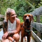 Franziska Böhler Instagram - Rhodesian Ridgebacks haben ihren eigenen Kopf. Sie treffen eigenständige Entscheidungen und werden sich in den seltensten Fällen unterwerfen. Sie brauchen konsequente, liebevolle Erziehung - mit Härte verliert man. Pares mag keine Fremden… er ist freundlich aber zurückhaltend. Er bellt nie… und wenn: Dann hat er einen Grund. Er liebt „seine“ Kinder mehr als sich selbst und hat eine besondere Beziehung zu unserer Tochter. Er ist ein Freigeist, er braucht viel Bewegung und kognitive Herausforderungen. Das folgende gilt eigentlich für alle Tiere: Nur weil sie stattlich, schön & stark sind: BITTE überlegt euch gut ob ihr diesem Charakter gerecht werdet… Die Liebe die ihr zurück bekommt ist mit nichts zu bezahlen ♥️ #ridge #ridgeback #rhodesianridgeback #hund #hunde #dog #doglover #dogoftheday #liebe