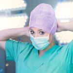 Franziska Böhler Instagram - Ursprünglich zur Therapie des Typ-2-Diabetes entwickelt, verbessern sie nicht nur den HbA1c, sondern haben wegen des verstärkten Sättigungsgefühls und der verlangsamten Magenentleerung einen markanten Gewichtsverlust zur Folge. Deswegen wird Ozempic/Wegovy auch für Nicht Diabetikern verschrieben um Gewicht zu verlieren. Semaglutid wirkt an der Bauchspeicheldrüse, wo die Hormone Insulin und Glukon freigesetzt werden. Zudem aber auch im Magen, indem es die Magenentleerung verzögert. Das kann dazu führen, dass wir länger satt sind. Und auch im Gehirn, indem es das Hungergefühl senkt und das Sättigungsgefühl steigert Die zunehmende Verbreitung von GLP-1-Agonisten, die die Magenentleerung verzögern, beunruhigt die Anästhesisten. In den USA häufen sich die Meldungen von Aspirationspneumonien, die eine gefürchtete Komplikation einer Vollnarkose sind. Seltener, aber zugleich ernster sind Nebenwirkungen wie Pankreatitis, Gastroparese und Darmverschluss. Sie müssen angesichts des Booms dieser Arzneistoffklasse mehr berücksichtigt und in die Nutzen-Risiko-Bewertung einbezogen werden, meinen kanadische Forschende. Also an die Anästhesie Buddys: Eventuell muss beim Narkosegespräch berücksichtigt werden, WANN (Uhrzeit 👀) wirklich zuletzt gegessen wurde UND: Wer Ozempic/Wegovy spritzt: Bitte unbedingt angeben… Safety first🫡 ✨ Quelle: Ärzteblatt/ Pharmazeutische Zeitung #pflege #icu #altenpflege #gesundheit #krankenpflege #pflegefachkraft #pflegenotstand #gesundheitssystem #krankenschwester #medizin #pflegedienst #nurse #klinik #pflegekraft #pflegeberuf #krankenhaus #intensiv #gesundheit #betreuung #ambulantepflege #pädiatrie #pflegeheim #anästhesie #healthcare #intensivpflege #ozempic