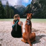 Franziska Böhler Instagram - Wenn der Teenie größer ist als DU✨ #pares Mein bester Freund …mein Lebensretter…. (…das zweite Buch kommt….✨) Grüße aus Südtirol ✨ #berge #dolomiti #dolomiten #bergliebe #familie #urlaub #dog #dogoftheday #dogsofinstagram #ridge #ridgeback #rhodesianridgeback #urlaubmithund #ziemlichbestefreunde #auszeit #wandern #familytime #natur #mountains #liebe