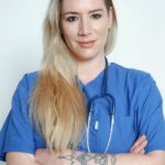 Franziska Böhler Instagram - Nach den drei Monaten Tagebuch dürft ihr eure Ergebnisse an unser Team schicken! Die ärztlichen Kollegen von @health4future_de klassifizieren eure Ergebnisse insoweit, dass ihr euer Ergebnis dem zuständigen Facharzt nur noch vorlegen müsst ♥️ Was führt zu einer Verbesserung, was führt zu einer Verschlechterung meiner Symptome? Was sind meine größten Baustellen und meine größten Probleme? Was schaffe ich gut, was schaffe ich nur schwer? Die aus dem Pacing gewonnen Erkenntnisse können mit in unsere Helping Hour gebracht werden oder natürlich auch immer dem eigenen Arzt vorgelegt werden! Wir betreuen! Das ist in unserem derzeitigen Gesundheitssystem nicht mehr vorgesehen WIR sehen den Mensch im Mittelpunkt, seine Gesundheit und sein Wohlbefinden. WIR lassen euch nicht alleine💪🏻 ✨ BEIDE TAGEBÜCHER sind für ALLE mit den entsprechenden Symptomen entwickelt worden - NICHT nur für Long Covid Betroffene. ✨ Link in der Story und im Highlight ✨ #gesundheit #intensiv #physicianassistant #symptome#mfa #facharzt #gesund #arzt#sport #motivation #health #krankenhaus #care #reha #klinik #training #pflege #Krankenpflege #nurse #anästhesie #medizin #gesundheitssystem #healthforfuture #erzieherin #physiotherapie #pflegenotstand #liebe #op #mfa #schule