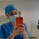 Franziska Böhler Instagram - Wir haben ein Imageproblem. Zu Unrecht übrigens… Der Job ist geil, der Rahmen ist scheisse. Das Problem: Wir vermischen beides ✨ In Deutschland fehlen Pflegekräfte, die Regierung will daher Fachkräfte aus dem Ausland gewinnen. Arbeitsminister Hubertus Heil und Außenministerin Annalena Baerbock planen nun eine Brasilienreise…. Darüber hinaus gebe es „Absprachen mit Indonesien und Mexiko“ Quelle: Spiegel ✨ Punkt 1: Ja. Fachkräfte aus dem Ausland sind wichtig - aber: Braucht das jeweilige Land nicht selbst seine „motivierten“ Fachkräfte? Haben wir vielleicht - neben dem Ausbildungsproblem - nicht auch ein Fluktuationsproblem? Ganz ehrlich: wer aus Brasilien nach Deutschland kommt, der geht später auch weiter in die Schweiz oder nach Norwegen… Der bleibt dort, wo er die besten Bedingungen findet. Und da liegt der Hund begraben…. Nachhaltig Pflegekräfte zu akquirieren bedeutet auch den eigenen Nachwuchs zu fördern und vor allem zu begeistern. Wer nach Brasilien, Indonesien und Cuba fliegen kann - der könnte hier auch Programme oder Ausbildungstage auf die Beine stellen…. Ich bin aufgrund der Betriebsblindheit leider nicht mehr geschock… …deswegen mach ich selbst🤪 Wir planen diese Tage für Schüler die in der Findung sind. Warum? Weil Pflege nicht jeder kann✨ ✨ #gesundheit #wellbeing #therapie #symptome#recovery #facharzt #gesund #arzt#sport #motivation #health #klinik #gesundleben #reha #genesen #anästhesie #pflege #Krankenpflege #nurse #pflegenotstand #medizin #gesundheitssystem #healthforfuture #fit #mentalhealth #achtsamkeit #liebe #icu #leben #postpandemie