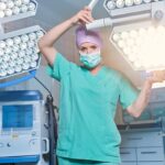 Franziska Böhler Instagram - Was ist eigentlich dieser „Krankenhauskeim“? Staphylococcus aureus sind Bakterien, die natürlicherweise auf der Schleimhaut des Nasenvorhofs und seltener auch auf der Haut von jedem dritten Menschen leben. Nor- malerweise verursachen diese Bakterien keine Infektionen. Bei Verletzung der Haut oder auch durch medizinische Maßnahmen wie z.B. eine Operation kann Staphylococcus au- reus Wundinfektionen verursachen. Solche Infektionen können harmlos verlaufen (Abs- zess, Eiterbildung etc.), bei geschwächtem Immunsystem kann es aber auch zu schweren Infektionen wie einer Blutvergiftung und Lungenentzündung kommen. Im Fall einer Infektion helfen Antibiotika die Bakterien zu entfernen. sind unempfindlich (resistent) gegenüber dem Antibiotikum „Methicillin“ und den meisten anderen Antibiotika geworden. Solche Methicillin-resistenten Staphylococcus aureus nennt man abgekürzt MRSA. Am häufigsten werden die Erreger durch direkten Kontakt von Mensch zu Mensch weiter gegeben. Der Hauptübertragungsweg sind dabei die Hände. Sowohl MRSA-Erkrankte als auch MRSA-Träger, also gesunde mit MRSA besiedelte Menschen, können ansteckend sein. Mit dem MRSA kann man sich theoretisch überall infizieren - Erworbene Infektionen finden leider bei Patienten im klinischen Umfeld - mit entsprechenden Vorerkrankungen- am häufigsten statt. ✨ Neben dem MRSA gibt es noch weitere „resistente“ Keime… Dazu gibt‘s einen extra Post ✨ #gesundheit #intensiv #physicianassistant #symptome#mfa #facharzt #gesund #arzt#sport #motivation #health #krankenhaus #care #reha #klinik #training #pflege #Krankenpflege #nurse #anästhesie #medizin #gesundheitssystem #healthforfuture #erzieherin #physiotherapie #pflegenotstand #mrgn #op #leben #mrsa