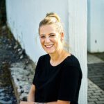 Franziska Böhler Instagram - Ich muss als Anästhesie Schwester die Aufklärungsbögen aufmerksam auswerten um feststellen zu können ob meine Patient:innen (sorry @markus.soeder ) narkosefähig sind. Die traurige Wahrheit ist, dass ich auf den Fragebögen, die ich mit meinen Patienten in Vorbereitung auf die Anästhesie durchgehe extrem häufig Konsumangaben feststelle. Am auffälligsten: Psychopharmaka wegen Depressionen oder ähnlichen Erkrankungen. Es explodiert förmlich. Das sind Menschen wie du und ich, die eine  ambulante OP mit Vollnarkose brauchen, weil sie sich den Arm gebrochen haben, einen Leistenbruch haben oder an der Hand operiert werden müssen.   - Frage 5: Werden Medikamente eingenommen? Wenn ja, welche? - Frage 30: Besteht/Bestand eine Erkrankung des Nervensystems? - Frage 40: Nehmen Sie Drogen? Aber hey: Es ist immer noch gesellschaftlich so verpönt über Schwächen Oder Krankheiten zu reden dass ich am liebsten kotzen könnte Sich Hilfe zu holen und zugeben zu können, dass man alleine nicht weiter kommt ist übrigens viel mutiger und bedarf mehr Stärke als fröhlich zu winken. ✨ Ich gehör dazu ✨ #gesundheit #intensiv #healthcare #symptome#mfa #facharzt #gesund #arzt#sport #motivation #health #krankenhaus #care #reha #klinik #training #pflege #krankenpflege #nurse #anästhesie #medizin #gesundheitssystem #icu #gesundheitssystem #psychotherapie #pflegenotstand #op #depression #praxis #pflegenotstand