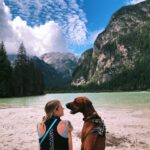 Franziska Böhler Instagram - Wenn der Teenie größer ist als DU✨ #pares Mein bester Freund …mein Lebensretter…. (…das zweite Buch kommt….✨) Grüße aus Südtirol ✨ #berge #dolomiti #dolomiten #bergliebe #familie #urlaub #dog #dogoftheday #dogsofinstagram #ridge #ridgeback #rhodesianridgeback #urlaubmithund #ziemlichbestefreunde #auszeit #wandern #familytime #natur #mountains #liebe