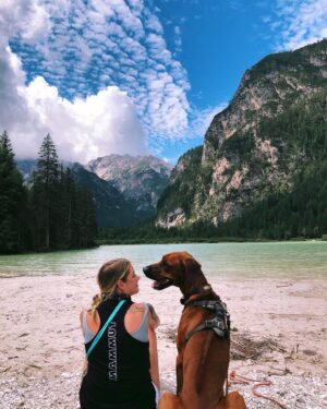 Franziska Böhler Instagram - Wenn der Teenie größer ist als DU✨
#pares 
Mein bester Freund
…mein Lebensretter….
(…das zweite Buch kommt….✨)
Grüße aus Südtirol ✨
#berge #dolomiti #dolomiten #bergliebe #familie #urlaub #dog #dogoftheday #dogsofinstagram #ridge #ridgeback #rhodesianridgeback #urlaubmithund #ziemlichbestefreunde #auszeit #wandern #familytime #natur #mountains #liebe
