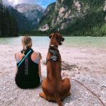 Franziska Böhler Instagram - Wenn der Teenie größer ist als DU✨ #pares Mein bester Freund …mein Lebensretter…. (…das zweite Buch kommt….✨) Grüße aus Südtirol ✨ #berge #dolomiti #dolomiten #bergliebe #familie #urlaub #dog #dogoftheday #dogsofinstagram #ridge #ridgeback #rhodesianridgeback #urlaubmithund #ziemlichbestefreunde #auszeit #wandern #familytime #natur #mountains #liebe