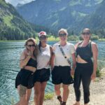 Franziska Böhler Instagram - Wir wollen euch eine Idee mitgeben. Packt eure Freundinnen ein & startet Richtung Tannheim. Die @kaeserstube_tannheim hat tolle Ferienwohnungen für jeden Geldbeutel & sind total liebe Gastgeber. Tannheim ist ein Traum und ihr habt unfassbar viele Möglichkeiten in malerischer Landschaft eine Auszeit zu nehmen. Die Gespräche die man am Gipfelkreuz führt und abends auf dem Balkon sind so wertvoll für uns alle gewesen 🫶 Abkühlung in den Seen, Lachkrämpfe und ein Riesen Energie Load für nächste Woche! Tina hat für eure Buchung einen Code generiert: Mit FRANZI10 bekommt ihr 10% über das Buchungssystem ✨ Danke ihr Lieben✨ @kaeserstube_tannheim Wir hatten so wahnsinnig viel Spaß 🫶 ✨Keine bezahlte Werbung ✨ #berge #mountains #wandern #nature #alpen #freundin #natur #bergliebe #wanderlust #austria #landscape #alps #sterreich #naturephotography #bayern #tirol #travel #mountain #urlaub #outdoor #österreich #landscapephotography #photography #tannheim #landschaft #mountainlove #switzerland #sonne #hiking #austria
