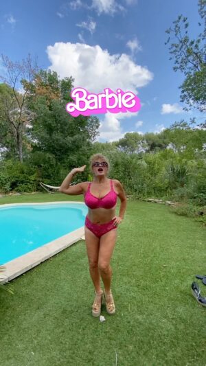 Frédérique Brugiroux Instagram - • 𝓗𝓲 𝓑𝓪𝓻𝓫𝓲𝓮 💅🏻💗

Oups ! Je crois que 𝓑𝓪𝓻𝓫𝓲𝓮 a oublié de me donner sa dernière tenue. 🤭👱🏻‍♀️👙 #barbie