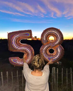 Frédérique Brugiroux Instagram - • 𝟑𝟎 𝐚𝐧𝐬   𝟐𝟖 𝐚𝐧𝐬 ! 𝐓𝐨𝐮𝐣𝐨𝐮𝐫𝐬 𝐭𝐫𝐞𝐧𝐭𝐞𝐧𝐚𝐢𝐫𝐞 𝐦𝐚𝐢𝐬 𝐚𝐯𝐞𝐜 𝟐𝟖 𝐚𝐧𝐬 𝐝’𝐞𝐱𝐩𝐞́𝐫𝐢𝐞𝐧𝐜𝐞 𝐞𝐧 𝐩𝐥𝐮𝐬 ♡ 𝐿𝑜𝑣𝑒. 🫶🏻💞 #itsmybirthday