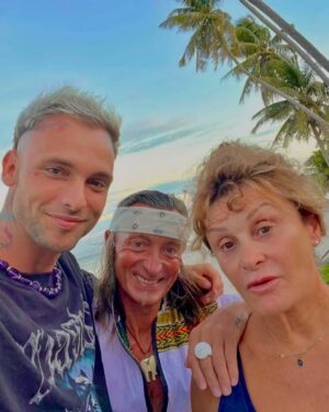 Frédérique Brugiroux Instagram - • Vous voyez ma tête ? C’était une aventure compliquée LOL Retrouvez-nous ce soir dans 𝐋𝐀𝐀𝟕 sur @w9officiel à 19 H 50. 🦂🔥👀 #laa7