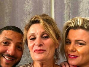Frédérique Brugiroux Instagram - • On se retrouve maintenant sur @w9officiel pour #UDPP « 𝐓𝐄́𝐋𝐄́-𝐑𝐄́𝐀𝐋𝐈𝐓𝐄́ 𝐃𝐄𝐒 𝐀𝐍𝐍𝐄́𝐄𝐒 𝟐𝟎𝟎𝟎 » 🎬🍽🖤