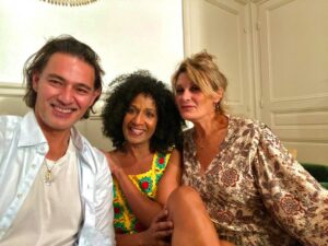 Frédérique Brugiroux Instagram - • On se retrouve maintenant sur @w9officiel pour #UDPP « 𝐓𝐄́𝐋𝐄́-𝐑𝐄́𝐀𝐋𝐈𝐓𝐄́ 𝐃𝐄𝐒 𝐀𝐍𝐍𝐄́𝐄𝐒 𝟐𝟎𝟎𝟎 » 🎬🍽🖤