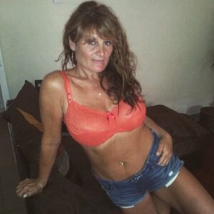 Frédérique Brugiroux Instagram - • À toutes les filles et surtout à toutes les femmes de plus de 50 ans comme moi : « À toutes les filles qui se trouvent grosses car elles ne font pas du 34, vous êtes toutes belles. C’est la société qui est moche » 🦋 Et surtout Instagram ! À 3 ans de la soixantaine je ne suis pas encore à mettre à la poubelle. Assumez-vous ! Vivez en faisant attention à votre corps quand même. Le principal c’est de s’aimer. 𝑳𝑶𝑽𝑬 𝑳𝑶𝑽𝑬 𝑳𝑶𝑽𝑬 🌸🐞🌈💖
