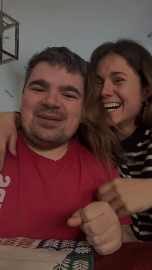 Frédérique Dufort Instagram - Un dîner avec DJ Philou. 

À écouter au complet, parce qu’on a commencé notre fun face au verre d’eau 😂 

Le moment où il fait un beat avec moi instinctivement…. Ouuuffff 🥹❤️ c’est lors de moments de connexion comme ça que mon coeur de grande soeur trouve le plus grand bonheur. 

Ça l’air que le bonheur se multiplie quand on le partage ; alors voici une petite partie du mien. 💛

#Philou #FrereSoeur #TroubleDuSpectreDeLautisme #Difference #Quotidien #Disney #HakunaMatata