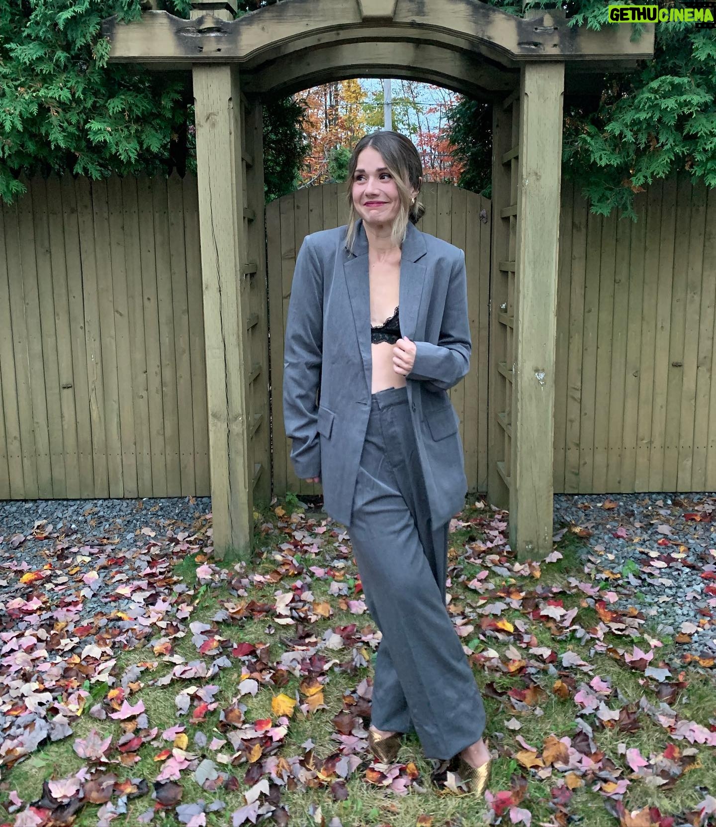 Frédérique Dufort - 3 Likes - Je pense que je n’en reviendrai pas de ce kit là. 🥹💛
#Partnenariat #BeWomance #LivraisonEn24H #MerciANNESOPHIE 🫶🏻 #LaDerniereCestFredePourVraiQuandIlYAvaitUnVehiculeQuiPassait
@gala_country