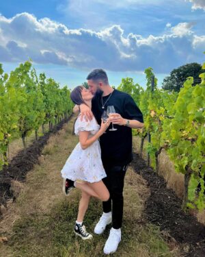 Freya Nightingale Instagram - Yesterday I turned 29 and it was one of the best days ever. 

Thank you @gusbourne_wine for a lovely visit - such a beautiful vineyard and the staff were amazing 🥹🍇
