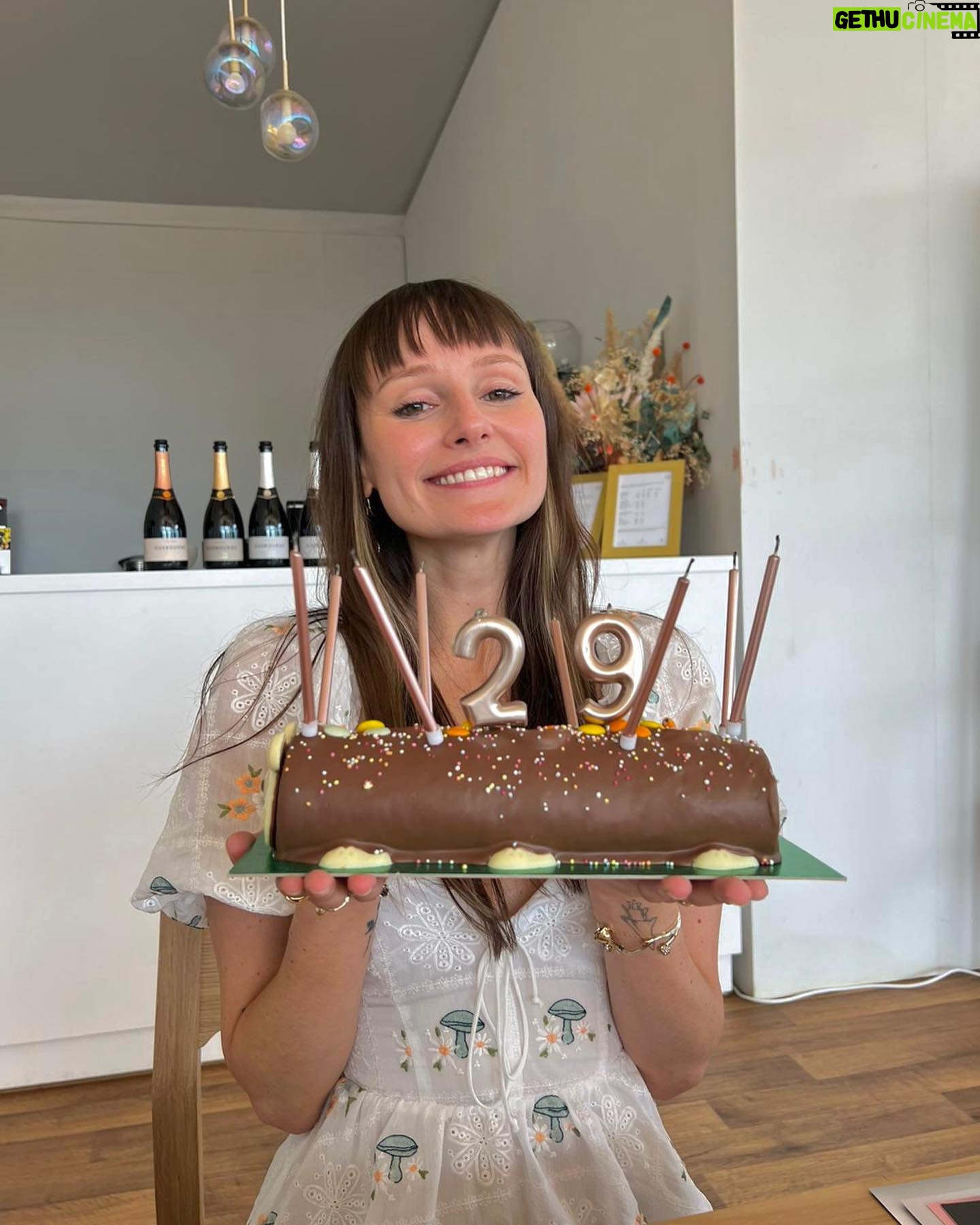 Freya Nightingale - 129.8K Likes - Yesterday I turned 29 and it was one of the best days ever.
Thank you @gusbourne_wine for a lovely visit - such a beautiful vineyard and the staff were amazing 🥹🍇