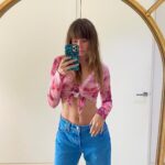 Freya Nightingale Instagram - I was just gna post the first one, then I was like na screw it. First pic is posed (tensing a lot 😹) and I’ve edited the lighting. 2nd pic is non posed, no tensing and no edit to the lighting. Whenever I see posts like this I feel so much better as it’s a really nice reminder sometimes. I figured I can’t just leave it to everyone else so here we are haha. Don’t believe everything you see xo Just to be clear this post isn’t about body shapes or sizes. It’s about posing, lighting and always feeling the need to put your best foot forward on social media. 👚: Urban Outfitters 👖: Levi’s