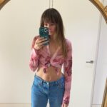 Freya Nightingale Instagram - I was just gna post the first one, then I was like na screw it. First pic is posed (tensing a lot 😹) and I’ve edited the lighting. 2nd pic is non posed, no tensing and no edit to the lighting. Whenever I see posts like this I feel so much better as it’s a really nice reminder sometimes. I figured I can’t just leave it to everyone else so here we are haha. Don’t believe everything you see xo Just to be clear this post isn’t about body shapes or sizes. It’s about posing, lighting and always feeling the need to put your best foot forward on social media. 👚: Urban Outfitters 👖: Levi’s