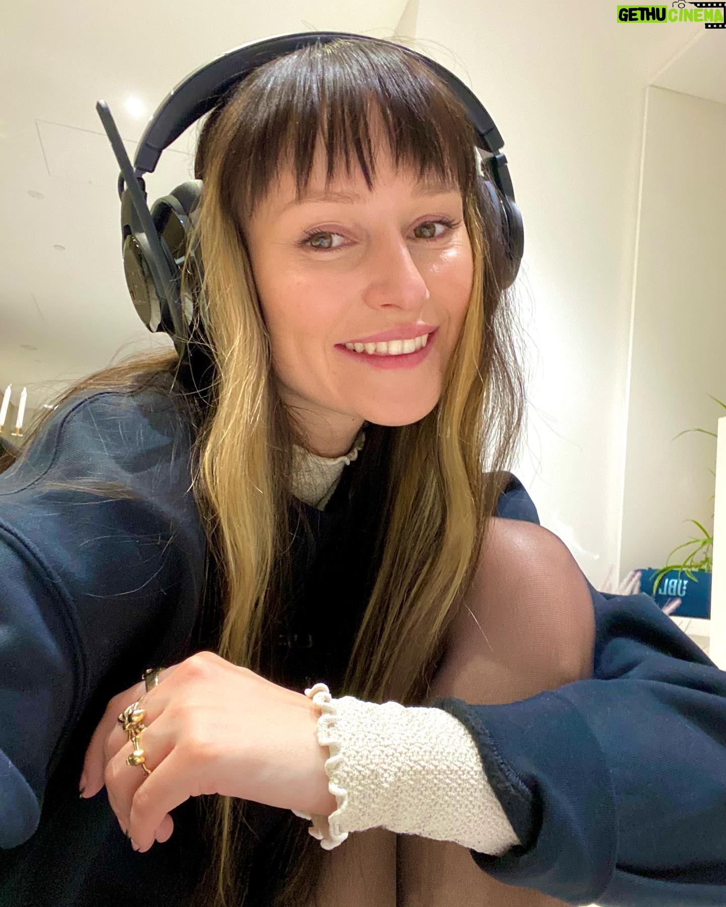 Freya Nightingale Instagram - I'm giving away a brand new JBL Quantum 910 headset thanks to @JBLQuantum!! 🧡 To enter all you have to do is: 🧡 FOLLOW @JBLQuantum 🧡 LIKE this post 🧡 TAG a friend in the comments Winner will be picked on the 9th December @ 6PM GMT Good luck! 🥳 #JBLQuantumPartner #DareToDiveIn Ad
