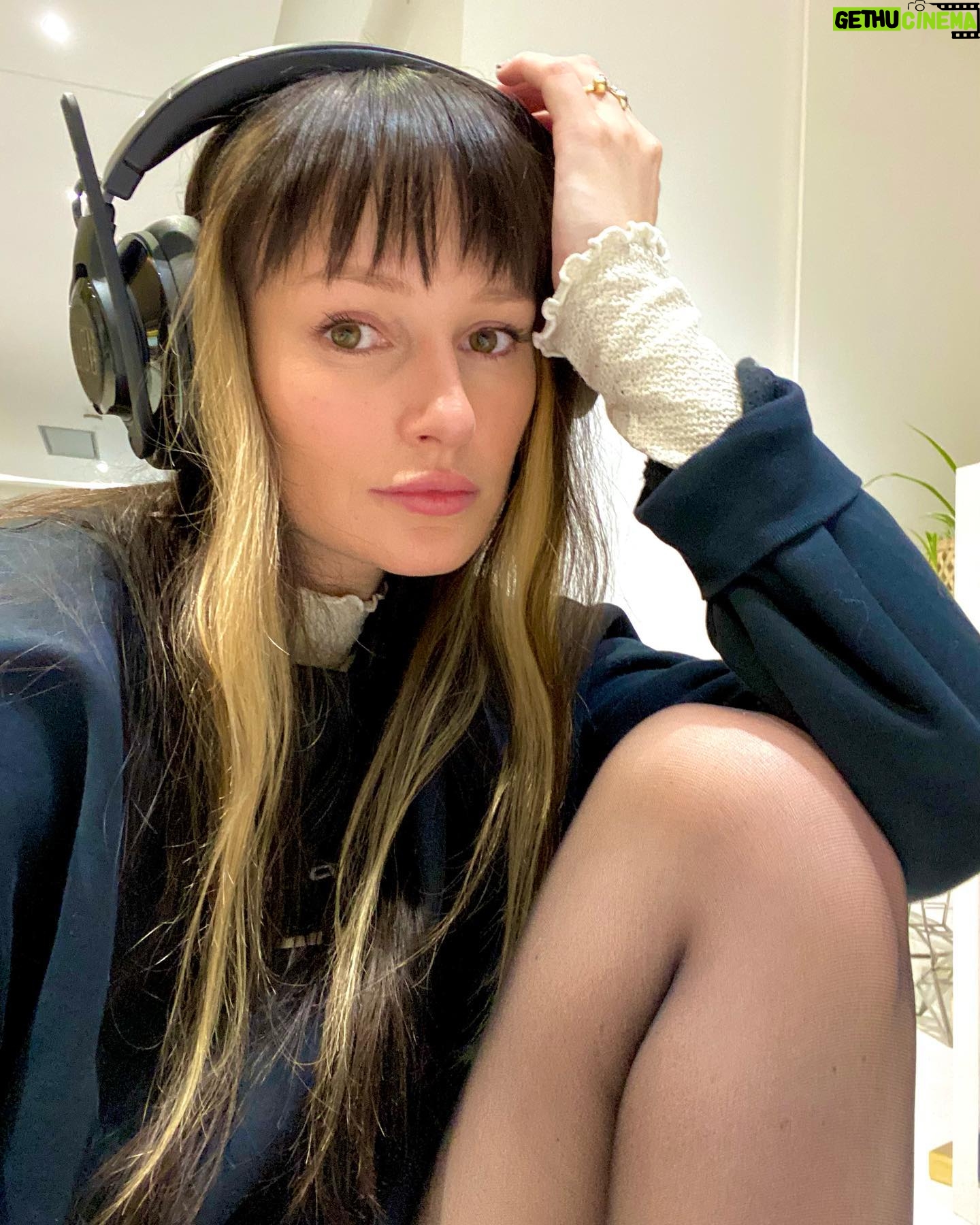 Freya Nightingale Instagram - I'm giving away a brand new JBL Quantum 910 headset thanks to @JBLQuantum!! 🧡 To enter all you have to do is: 🧡 FOLLOW @JBLQuantum 🧡 LIKE this post 🧡 TAG a friend in the comments Winner will be picked on the 9th December @ 6PM GMT Good luck! 🥳 #JBLQuantumPartner #DareToDiveIn Ad