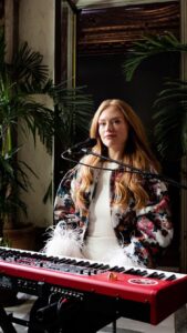 Freya Ridings Instagram - Weekends performed in wonderful Paris 🇫🇷❤️ What’s your favourite city to visit? 💫